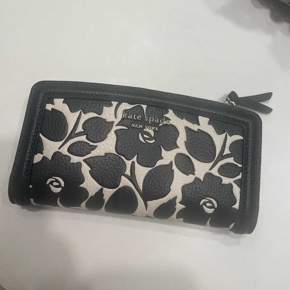 SOLD!!! Cannot delete at the moment. Offers are now voided. Kate Spade Wallet